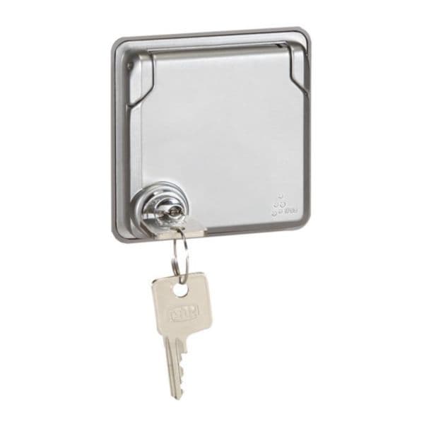 Soliroc™ - Socket outlet - French - 2P+E - automatic terminals-locked cover - IP55