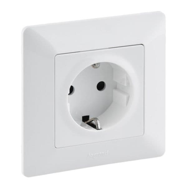 Valena Life - 2P+E socket with automatic shutters white - Flush-mounted IP20 16A 250V AC - Thermopla