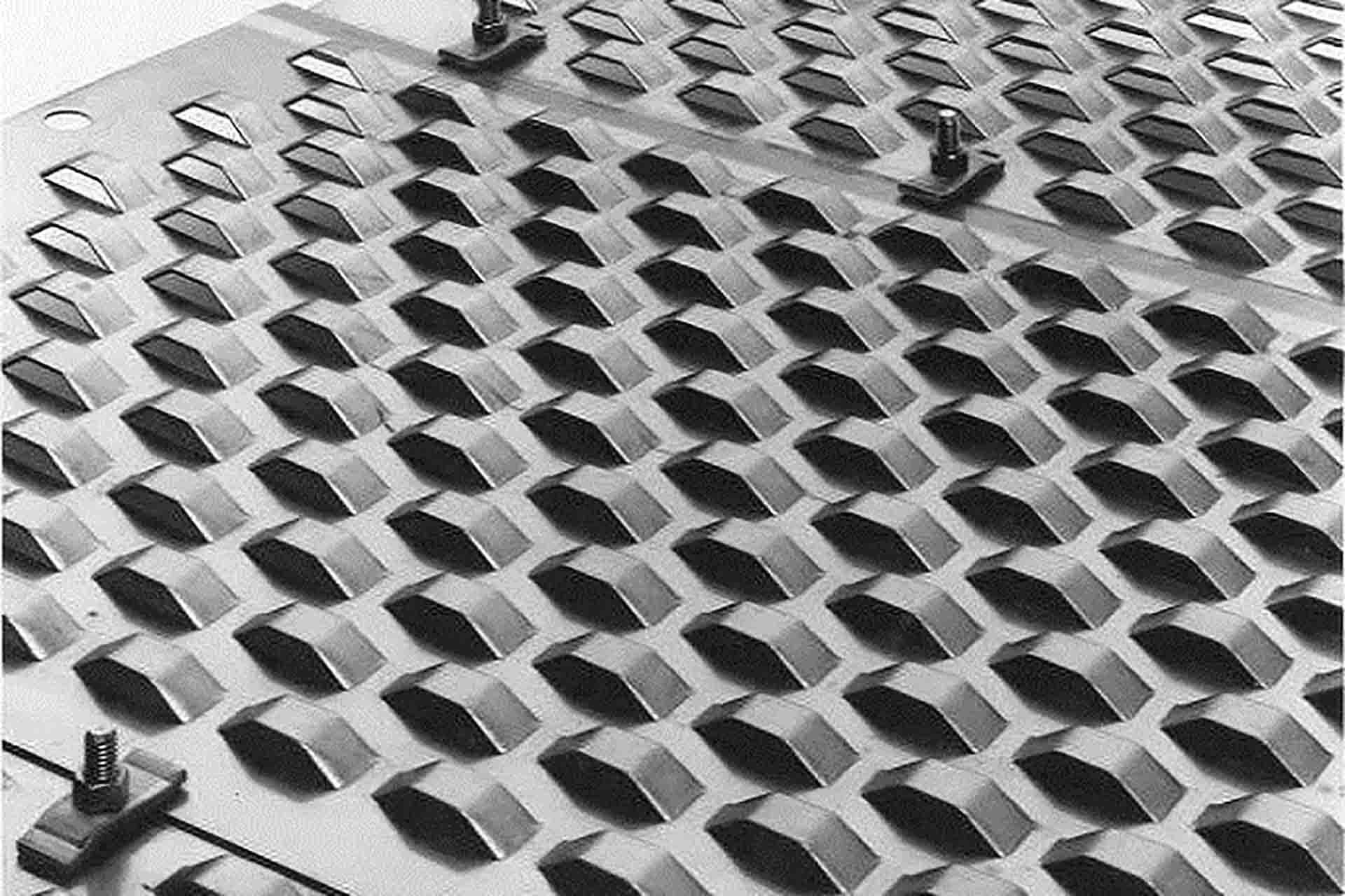Enhanced deck high performance trays