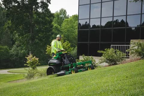 Q850R QuikTrak™ Stand-On Mower